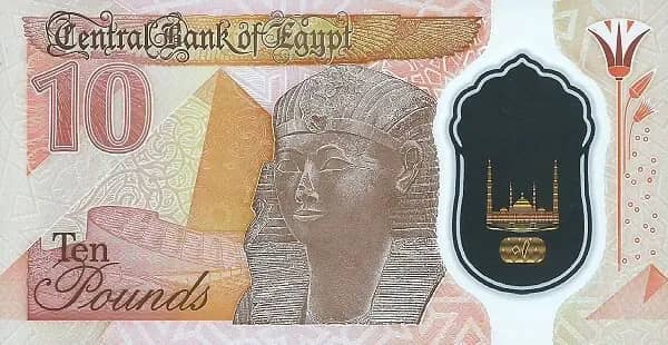 Billete de polímero de 10 libras egipcias con la cabeza de una estatua faraónica y una mezquita en la ventana transparente