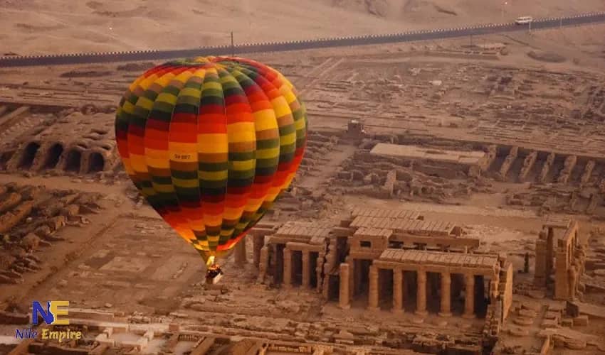 Globo aerostático sobrevolando las ruinas de un templo en la orilla oeste de Luxor