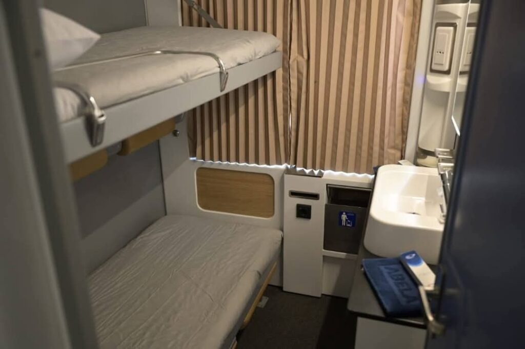 sleeper train cabin egypt (4)