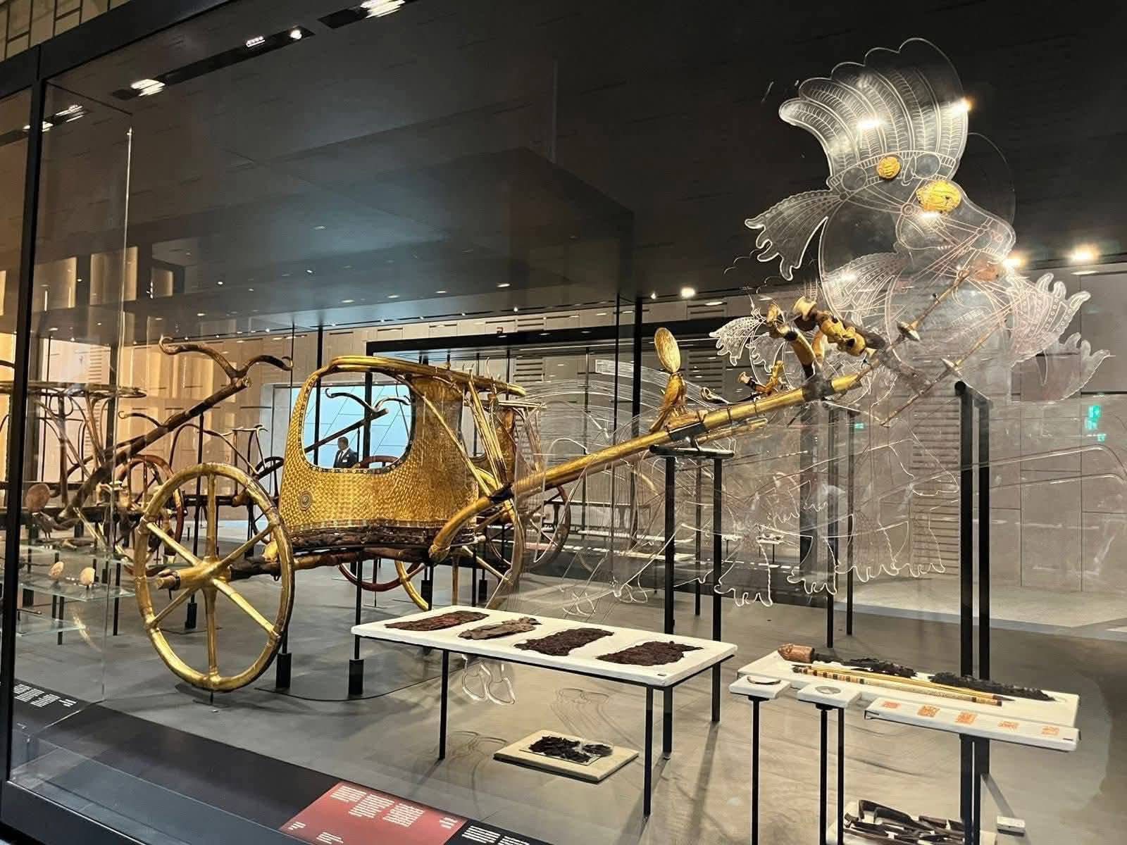 Tutankhamun golden chariots and ceremonial maces